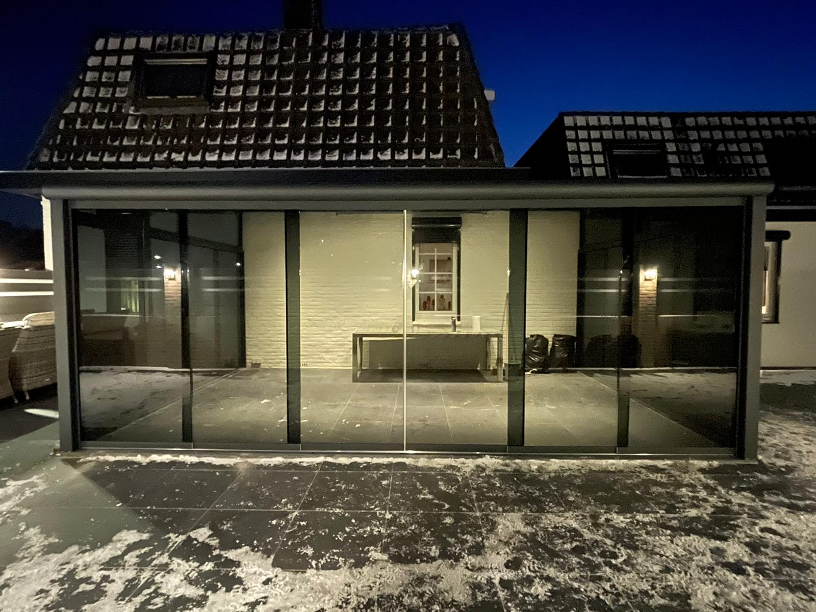 De Voordelen van Getinte Glazen Schuifwanden voor je Overkapping