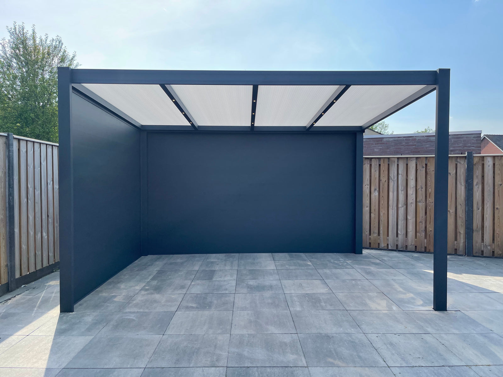Hout vs. Aluminium: Het Dilemma van Overkappingen - Welke Past bij Jouw Stijl en Behoeften?