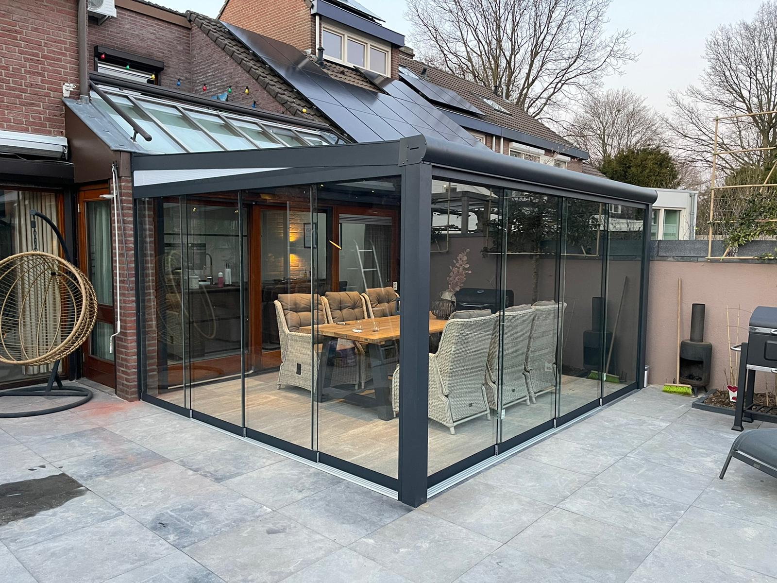 Een Oase van Rust: De Perfecte Overkapping voor Jouw Tuin